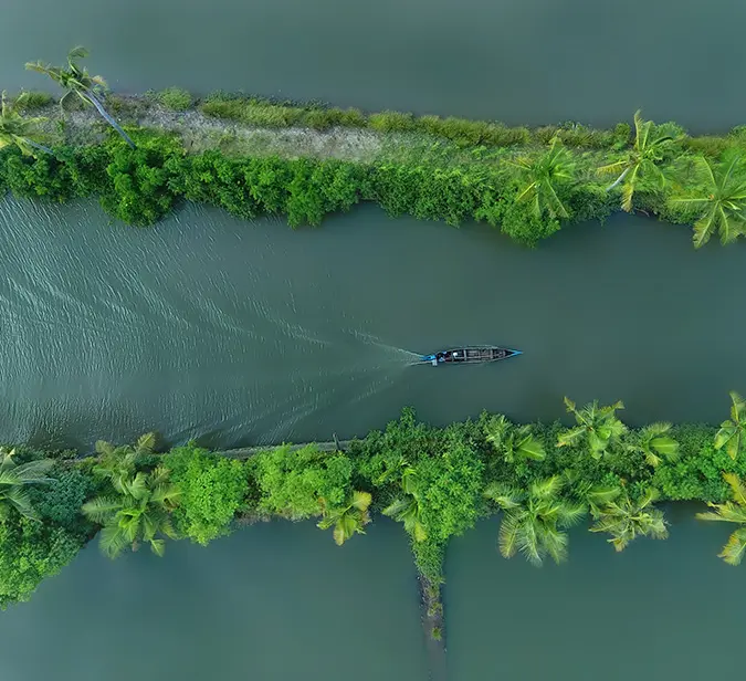 boat cruising in Kerala`s backwaters